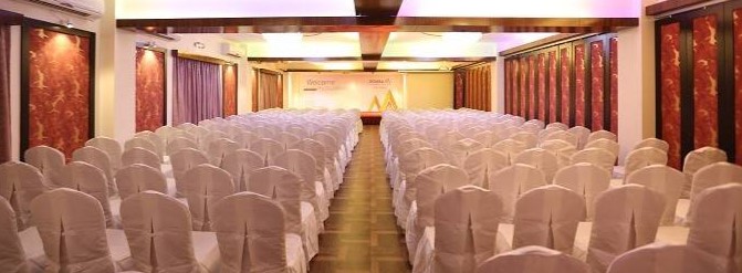 Banquet halls for 1000 guests in Chennai decorated for a grand Tamil wedding reception