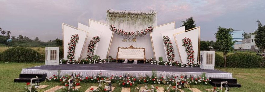 Best wedding venues for 2000 guests in Chennai — grand banquet hall decorated with flowers and lights