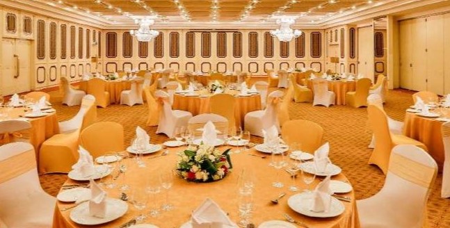 Best wedding venues for 750 guests in Chennai — grand banquet hall decorated with flowers and lights