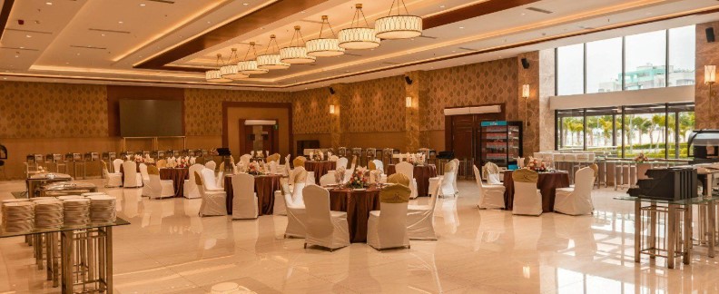 Budget banquet halls for 100 guests in Chennai with elegant decorations