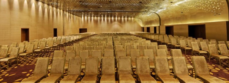 Grand convention centres for 2000 guests in Chennai decorated for a large wedding celebration