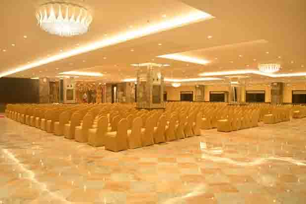Grand convention centres for 3000 guests in Chennai decorated for a South Indian wedding celebration