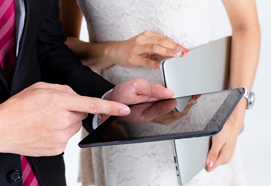 Cost comparison infographic showing price breakdown of digital vs traditional wedding invitations