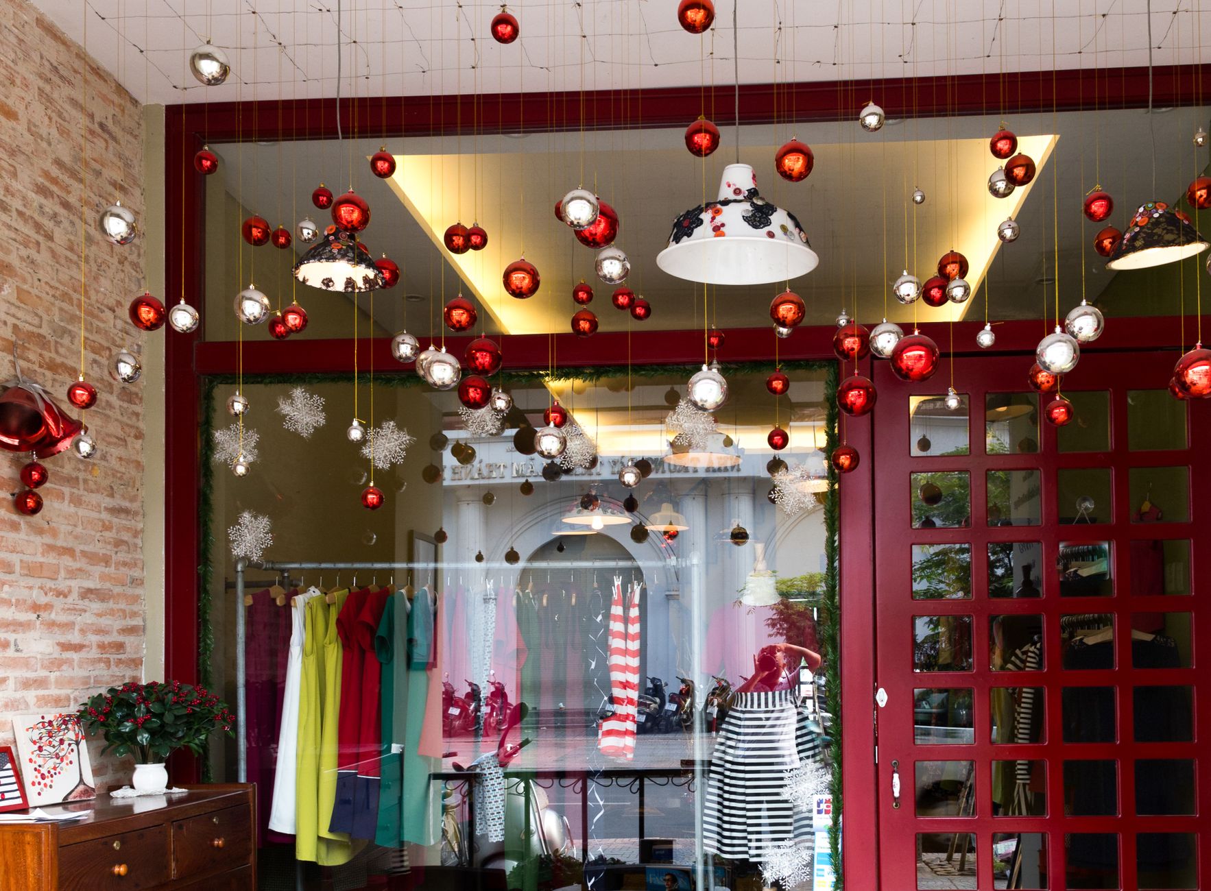 Grand Store Launches, Island Style