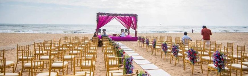 Grand hotel wedding venues for 1500 guests in Chennai decorated with flowers and lights