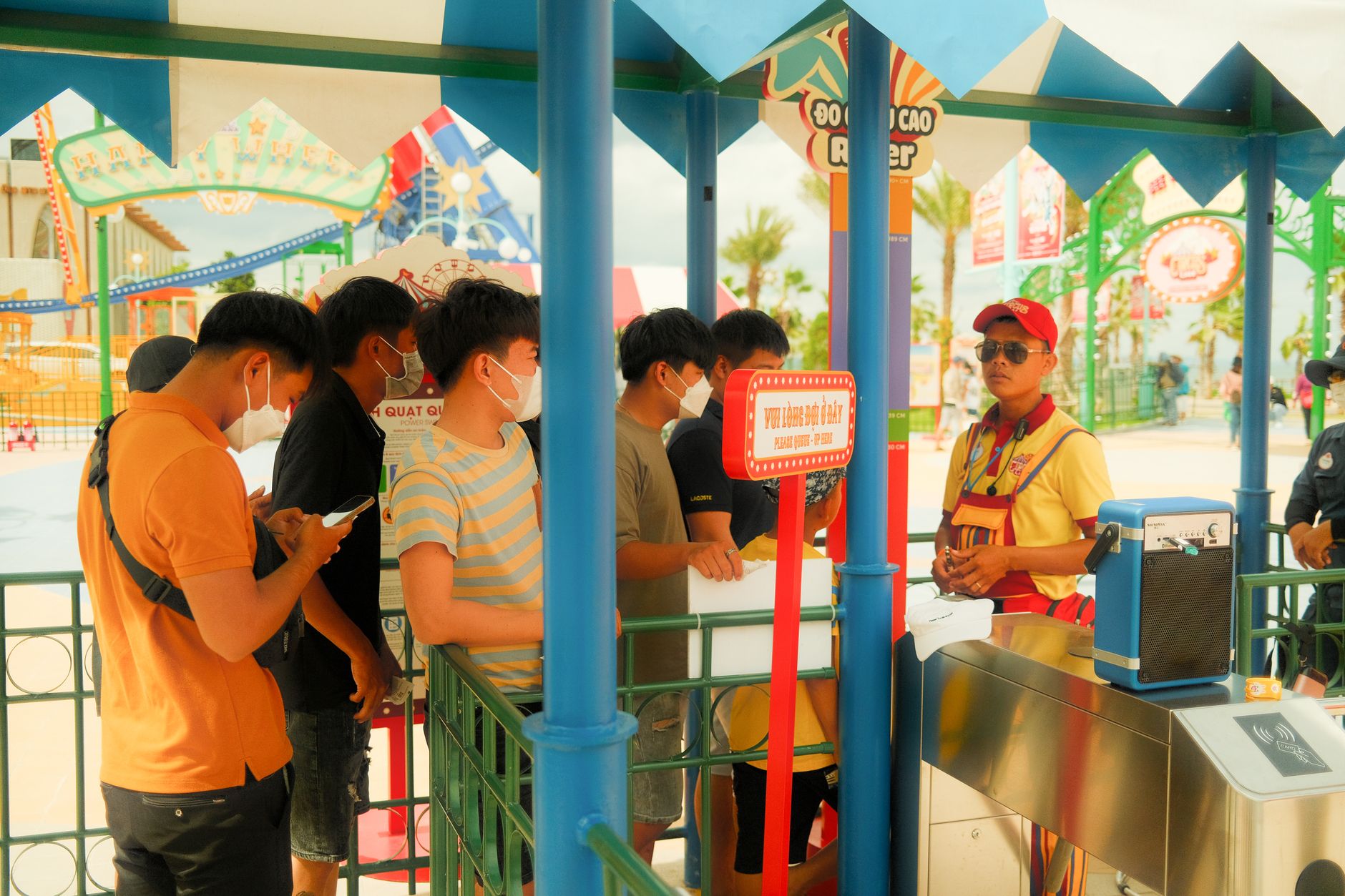 Smooth Queues, Happy Guests