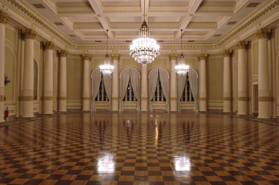 Large banquet halls for 750 guests in Chennai decorated for a grand wedding reception