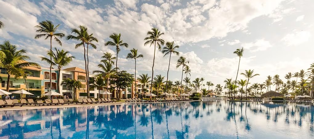 Luxury beach wedding ceremony at Blue Ocean Resort & Spa with ocean backdrop