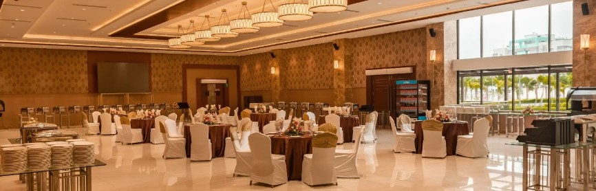 Luxury wedding halls for 1500 guests in Chennai decorated with flowers and lights