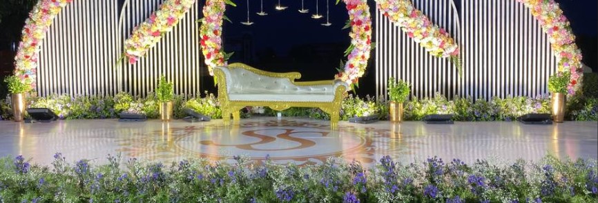 Luxury wedding venues for 1000 guests in Chennai decorated with floral mandaps and grand chandeliers