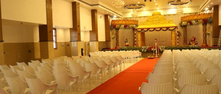 Elegantly decorated marriage hall for 1500 guests in Chennai with floral mandap and chandelier lighting