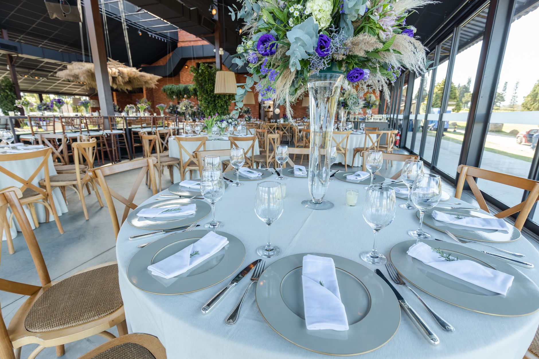 6 feet round table for hire