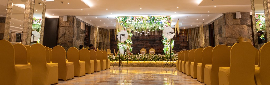 Elegantly decorated premium wedding venues for 750 guests in Chennai with floral mandap and grand lighting