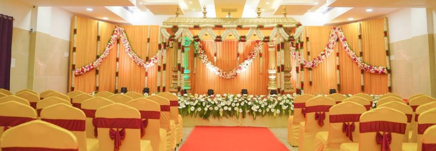Grand reception venues for 1000 guests in Chennai decorated with floral arrangements and festive lighting