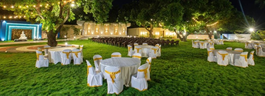 Grand reception venues for 2000 guests in Chennai decorated with floral arrangements and stage lighting