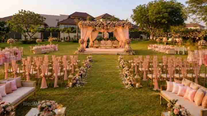 Grand reception venues for 3000 guests in Chennai decorated with floral arches and chandelier lighting
