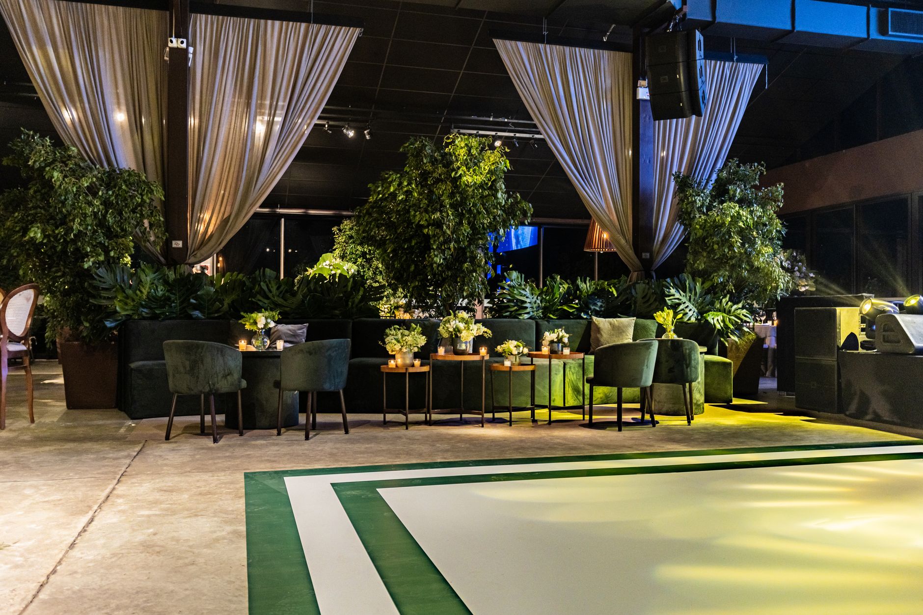 Royal Sofa Seating for Your Big Day