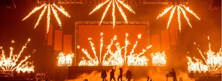 Stage entry fireworks Chennai wedding with cold pyro fountains and sparkler arch at a banquet hall