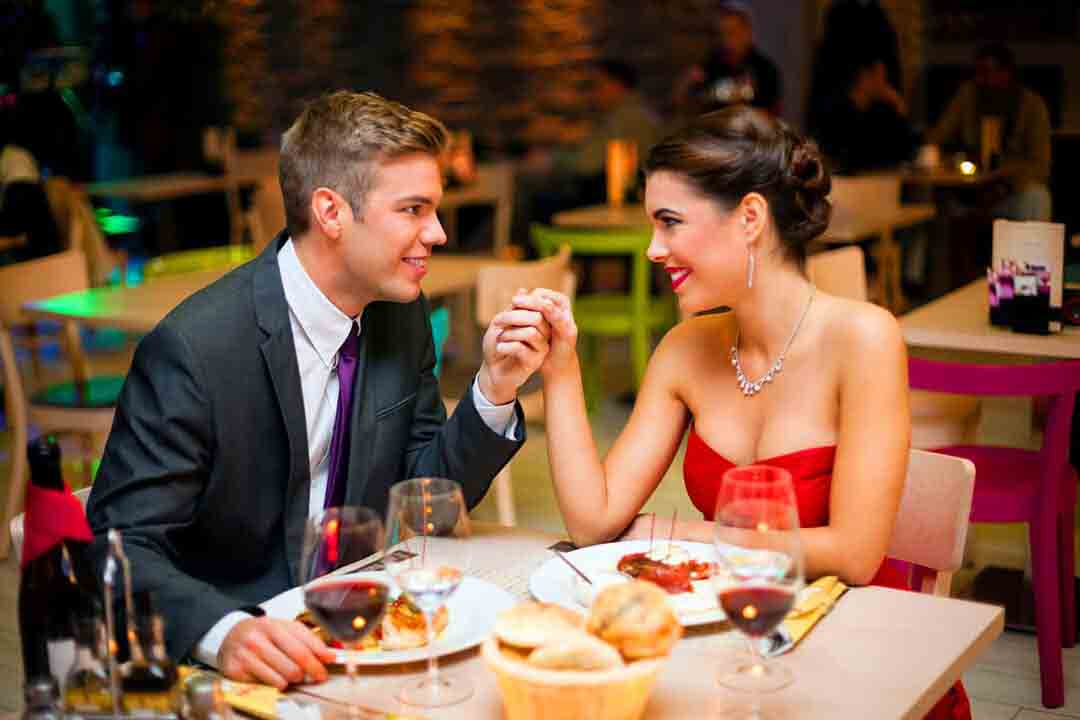 Elegant wedding anniversary celebration under ₹1L Chennai with romantic decor and intimate setting