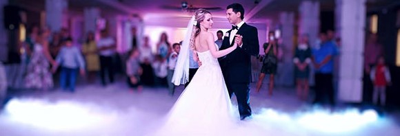 Wedding Cloud Effect Chennai — bride and groom walking through a billowing low-lying fog cloud on a decorated stage