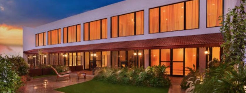 Grand wedding resort setup for 1000 guests in Chennai with decorated mandap and outdoor banquet area